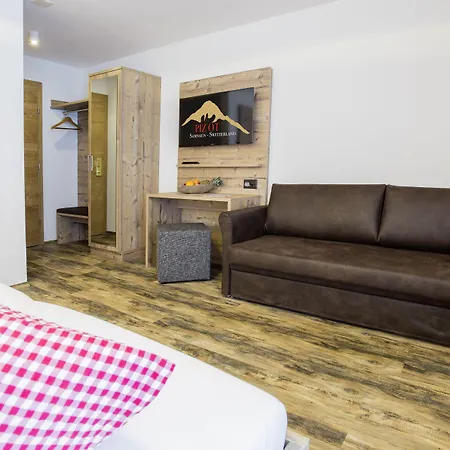 Piz Ot בית הארחה זאמנאון