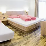 Piz Ot 게스트하우스 3*