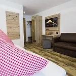 게스트하우스 Piz Ot 삼나운